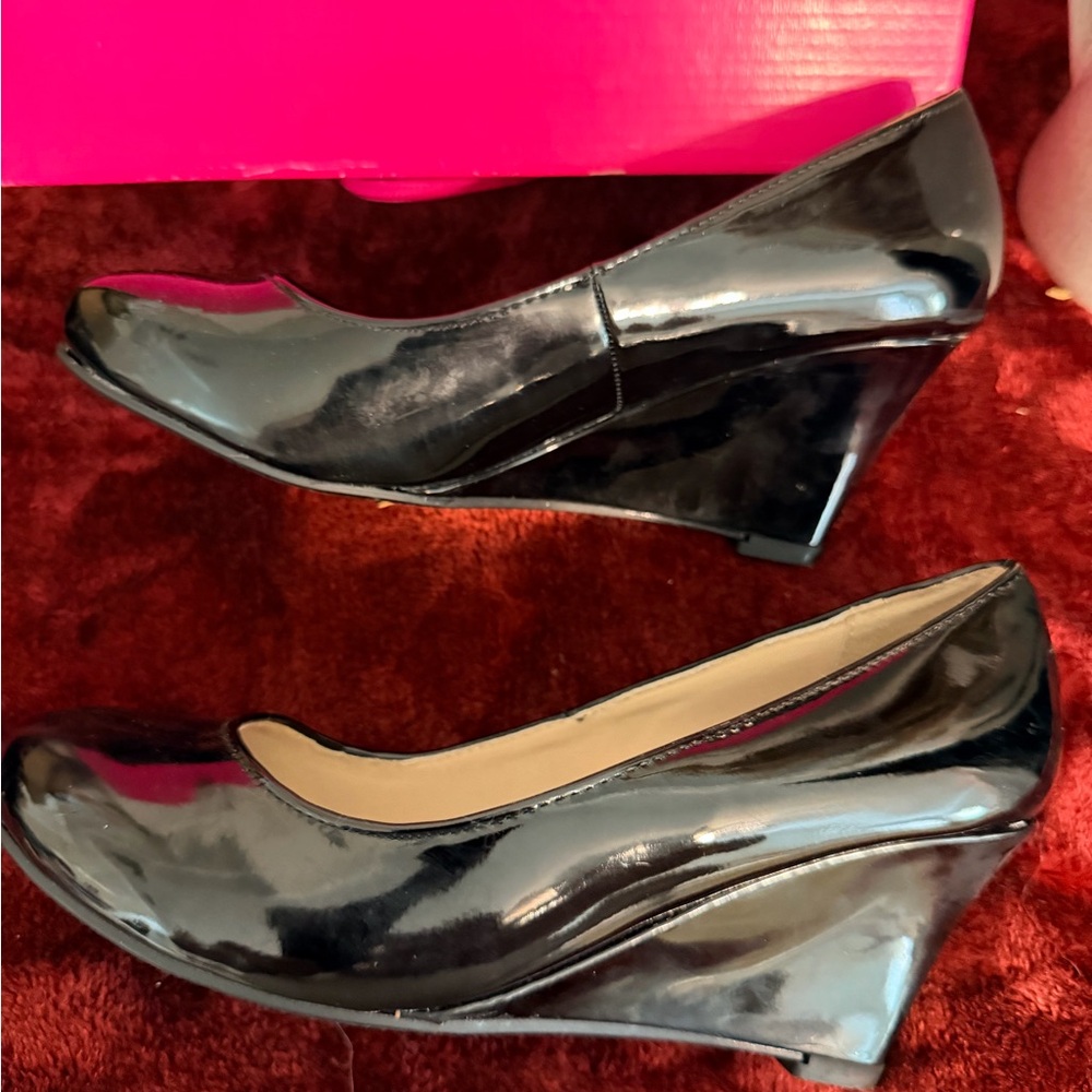 Dream Pairs Elegant Black Patent Leather Pumps - Picture 5 of 9